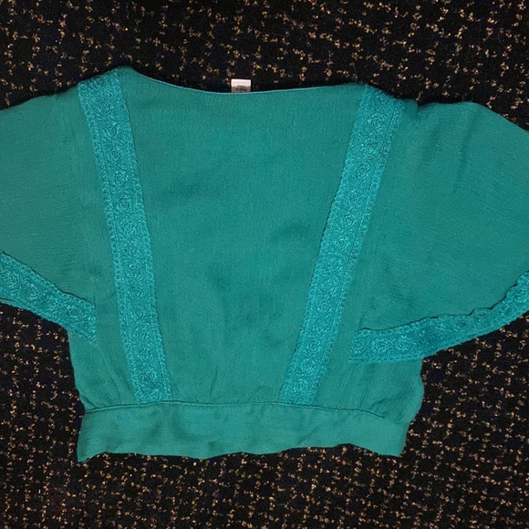 bell sleeved cropped emerald green crop top with lace detailing - Picture 5 of 5